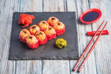 Ahşap masa tabakta servis Japon Suşi roll