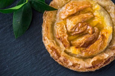 Koyu arka plan üzerinde tatlı pasta puf