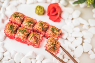 Çakıl taşları beyaz zemin üzerine Japon Suşi roll hizmet