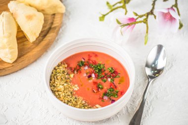 Çiçekler ve ekmek ile beyaz arka plan üzerinde snack kase