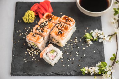 Japon Suşi roll kayrak üzerinde soya sos ile