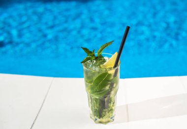 havuz kenarına yerleştirilen cam mojito kokteyl yakın çekim