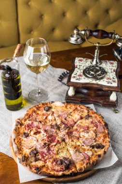 güzel pişmiş pizza restoran tablo et ve parmesan peyniri ile