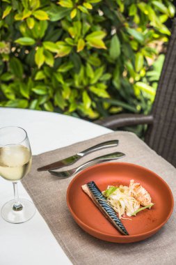 Masa açık havada plaka üzerinde salata ile turşu ringa balığı