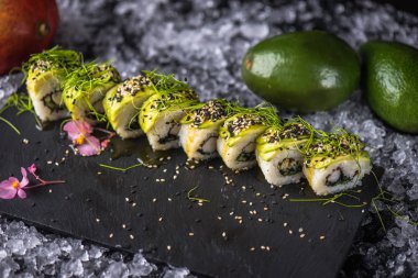 Japon suşi roll barut buz ile servis