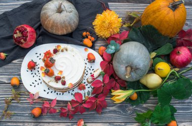 Bahçe ahşap tablo üstten görünüm meyve, pumpkins, pasta ve çiçekler. Mevsimlik natürmort. Sonbahar akşam   