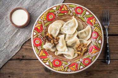 köfte kavrulmuş mantar ve ekşi krema renkli plaka Üstten Görünüm    