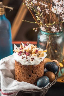 Lezzetli yakından görmek sepet yumurta Paskalya pasta ile boyalı Paskalya 