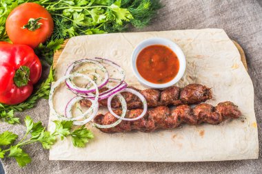 Kefir cam ile gri keten masa örtüsü üzerinde plaka üzerinde taze sebze salatası