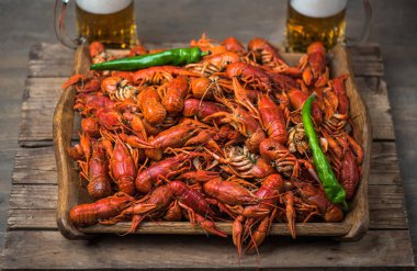 Ahşap tepsi üzerinde taze demlendi kerevit