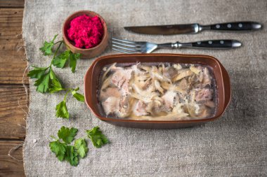 Ev yapımı etli jöle çanağı horseradish dalış rustik masa örtüsü üzerinde