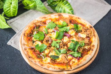 sebze ile lezzetli pizza gri yüzeyi görmek