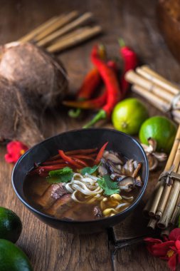 Ahşap masa üzerinde siyah kase Vietnamca Pho çorbası