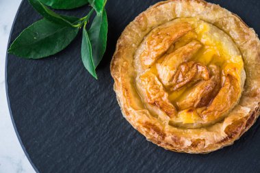 Koyu arka plan üzerinde tatlı pasta puf