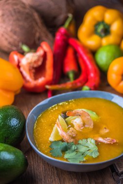 Tay deniz ürünleri ve malzemelerle ahşap masa kase sebze çorbası krem