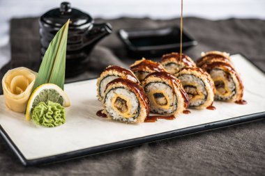 Japon Suşi rulo gri kumaş tabakta servis