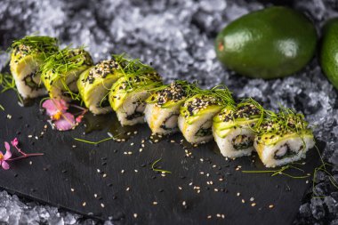 Japon suşi roll barut buz ile servis