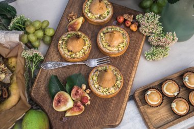 armut, pizza, kek ve meyve ile lezzetli tartlets üstten görünüm Bahçe Festival tablo  