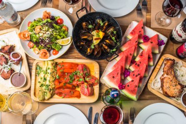 farklı yemekler, atıştırmalıklar ve içecekler ile masa ayarı