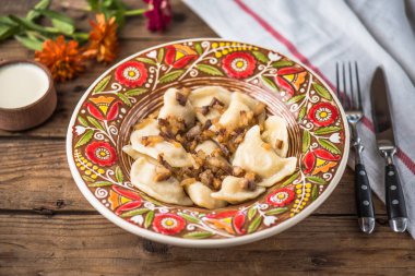 kavrulmuş mantar ve ekşi krema ile ev yapımı köfte ahşap masa üzerinde görmek