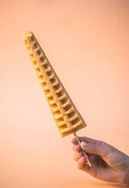 Stick bej renkli arka plan üzerinde gözleme tutan eller