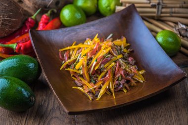 Et ve sebze malzemelerle ahşap masa üzerinde kare plaka meze Tay salatası