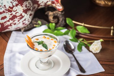 Beyaz peçete üzerinde cam tatlı krem tatlı