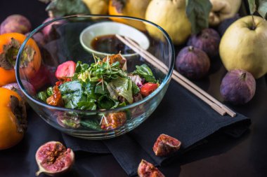 Taze sebze salatası malzemeler ile siyah peçete üzerinde kapta snack