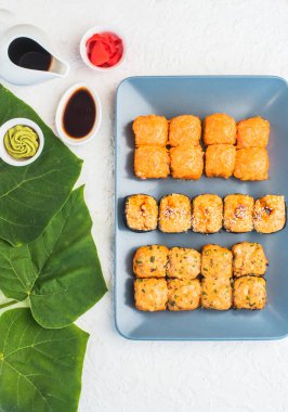 Japon Suşi roll kayrak yaprakları ile beyaz arka plan üzerinde yılları arasında görev yapmıştır