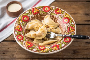 Renkli plaka yakın çekim köfte. Rustik masasına köy yemek. Sağlıklı taze yiyecek