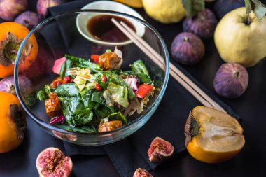 Taze sebze salatası malzemeler ile siyah peçete üzerinde kapta snack