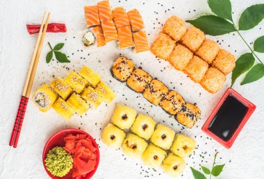 Beyaz arka plan üzerinde çubuklarla hizmet Japon sushi seti