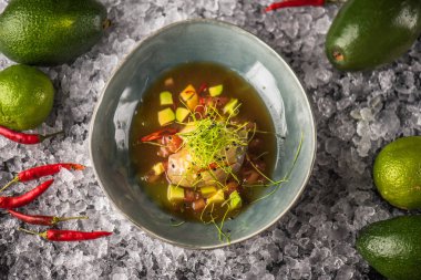 Malzemelerle buz üzerinde kase sebzeler ile deniz ürünleri snack