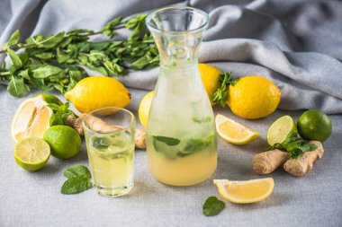 Gri kumaş sürahi ev yapımı limonata