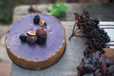 incir ve meyveleri lezzetli mor pastayla Bahçe ahşap tahta üzerinde görmek 