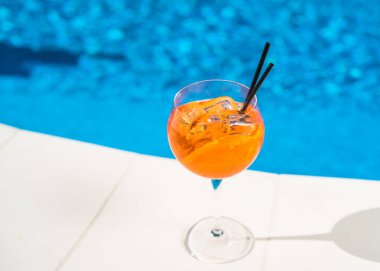 havuz kenarına yerleştirilen cam aperol spritz kokteyl yakın çekim