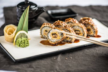 Japon Suşi rulo gri kumaş tabakta servis