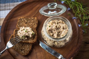 Ahşap plaka üzerinde kahverengi ekmek dilimleri ile kavanoz ev yapımı snack