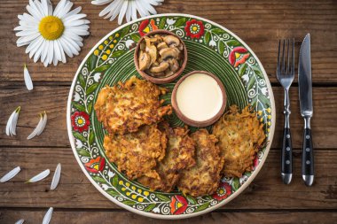 Mantar ve ekşi krema rustik çiçek desenli plaka üzerinde ev yapımı patates börek