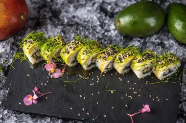 Japon suşi roll barut buz ile servis