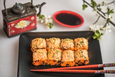 Japon Suşi roll tabakta yemek çubukları ile
