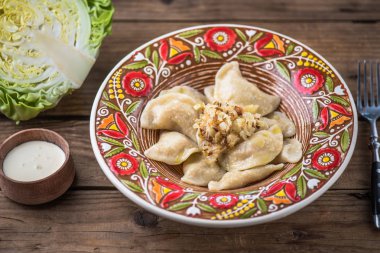 köfte lahana ve ekşi krema renkli plaka ile ahşap masa üzerinde görmek 