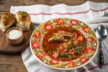 Domates çorbası borsch renkli rustik plaka ve sarımsak çörekler ahşap tablo