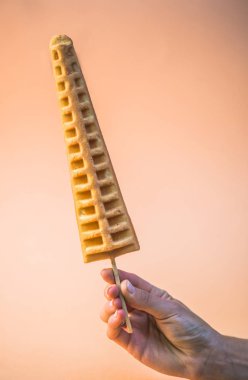 Stick bej renkli arka plan üzerinde gözleme tutan eller