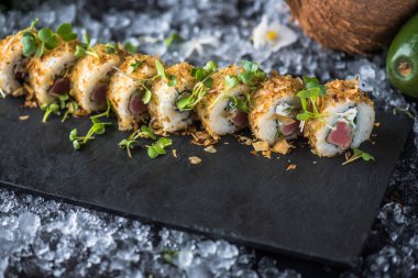 Japon suşi roll barut buz ile servis