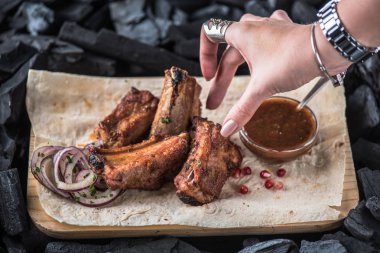 insan eli ahşap tahta ızgara domuz kaburga alarak