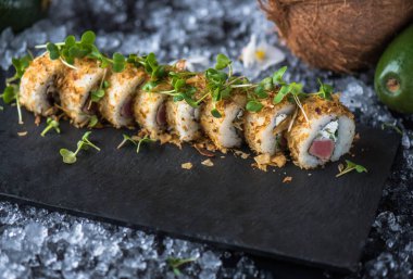 Japon suşi roll barut buz ile servis