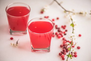 Çilek ile beyaz arka plan üzerinde gözlük ev yapımı limonata