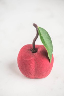 Beyaz arka plan üzerinde egzotik meyve şeklinde tatlı şeker