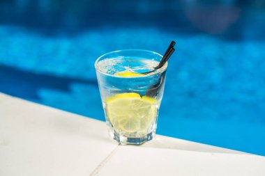 havuz kenarına yerleştirilen cam kokteyl yakın çekim